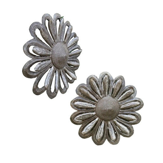 Haitian Metal Daisy with 3-D Petals, Garden Flower Decor 7"